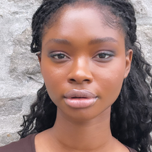 Load image into Gallery viewer, Model Raissa wears Kavana Phyto-5 TInted LIp oil in Praline. A nude browny rose.
