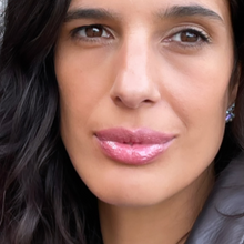Load image into Gallery viewer, Model Kristel in a tight close up, is seen wearing Kavana&#39;s Phyto-5 TInted lip oil in shadeSublime on her lips. A silvery, shimmery, rose gold colour.
