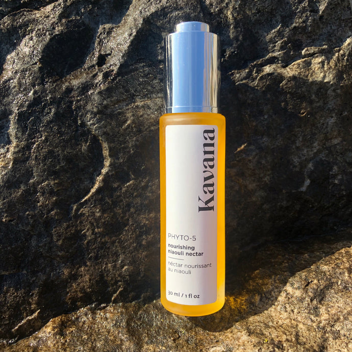 KAVANA's Phyto-5 Nourishing Niaouli Face Nectar, hydrates, while balancing and purifying sensitive, acne prone skin. Formulated with a blend of oil-balancing botanical oils to comfort and nourish combination to acne prone skin, including Moringa, Borage, Apricot, Sesame, Sea Buckthorn and a signature blend of 9 purifying essential oils.