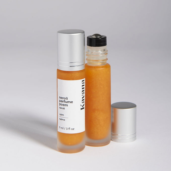 A shimmering gold, therapeutic perfume roll on, Kavana's Neroli Calm Blend, is a light, citrus and white flower fragrance that can help calm anxiety, and increase positive feelings. A must-have purse fragrance. Essential oils of Neroli, tangerine, petitgrain bigarade, sweet orange and bergamot blend beautifully in meadowfoam and rice bran oil for a long-wearing, lightly moisturizing, skin friendly fragrance. A soft golden shimmering mica, leaves a shimmer on the skin after applying it. 