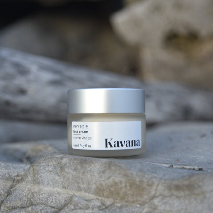 Powered by Phyto-5, our blend of five healing plant oils, including calendula, comfrey, echinacea, plantain and rosehip seed oil, along with silk peptides, allantoin and Vitamin B5 (panthenol) and skin softening Vitamin E, this is a powerhouse cushioning cream. Face winter bravely!